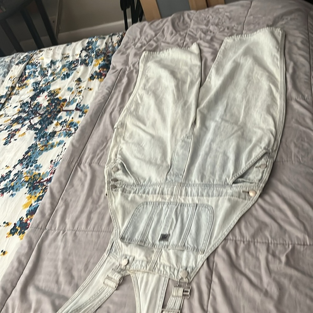 Super cute capri-ish overalls… in super good condition… super light denim - Picture 3 of 8
